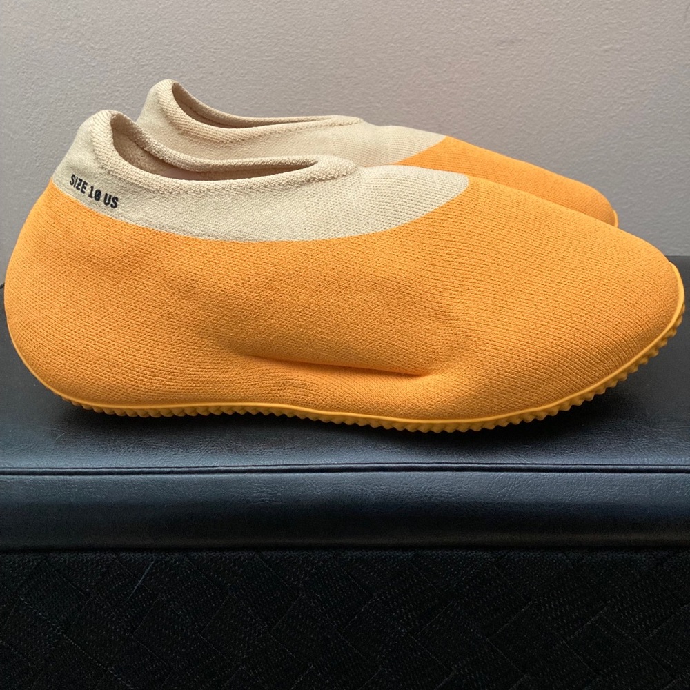 Brand New Adidas Yeezy Knit RNR Size 10 Sulfur Yellow